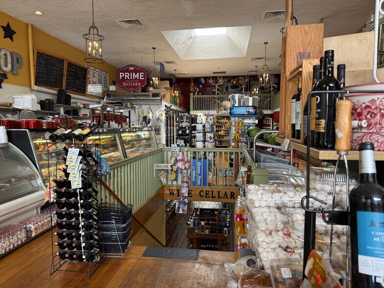 More Photos Of 127 Dartmouth St, New Bedford Storefront For Sale