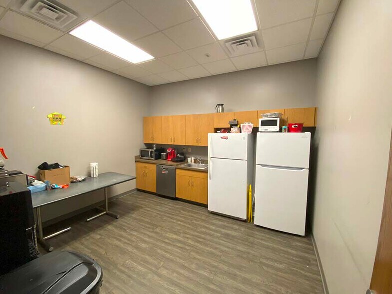 More Photos Of 2021 Goose Lake Rd, Sauget General Retail For Lease