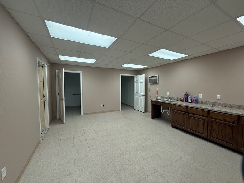 More Photos Of 1814 N Access Rd, Clyde Distribution For Lease