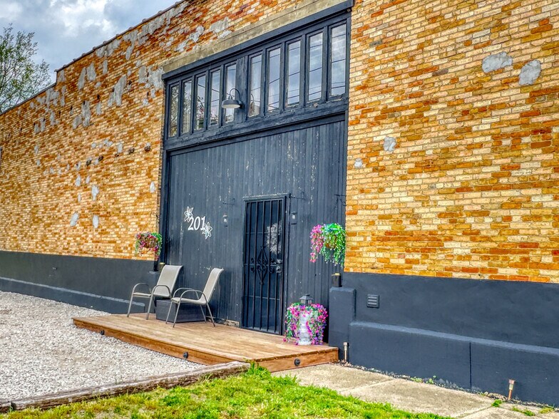 More Photos Of 201 State St, Luther Specialty For Sale