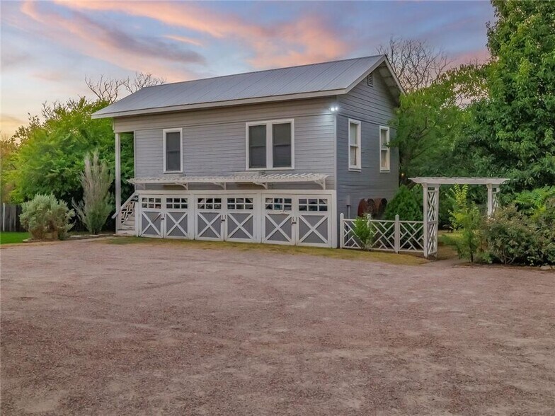 More Photos Of 915 E Cameron Ave, Rockdale Hotel For Sale