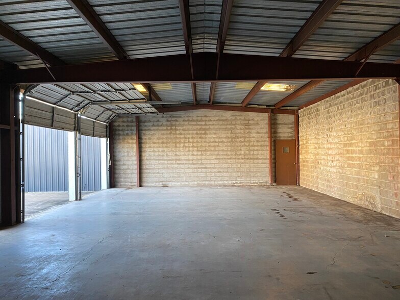 More Photos Of 806 Pollard St, Dallas Warehouse For Sale