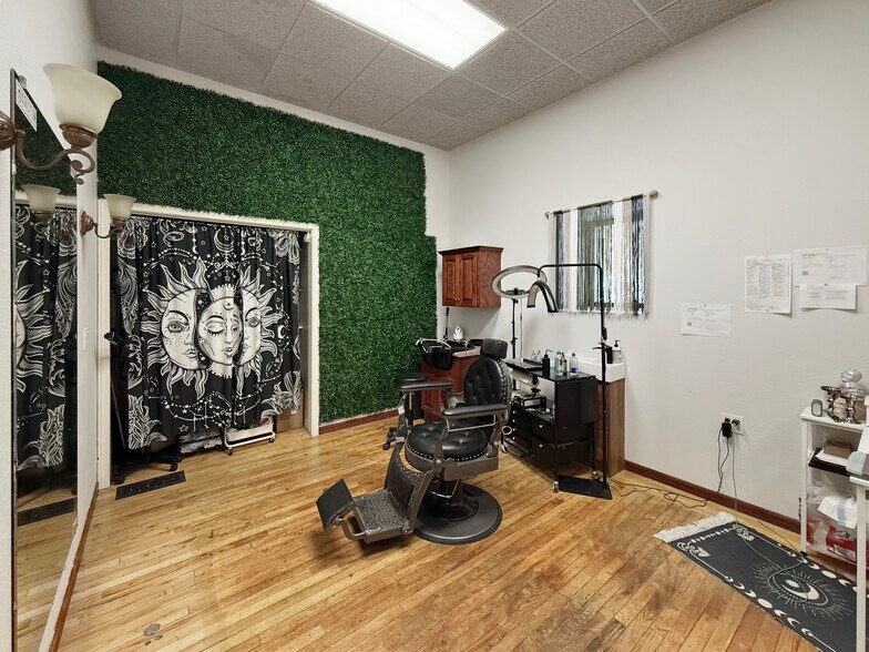 More Photos Of 112 N 2nd Ave W, Newton General Retail For Sale