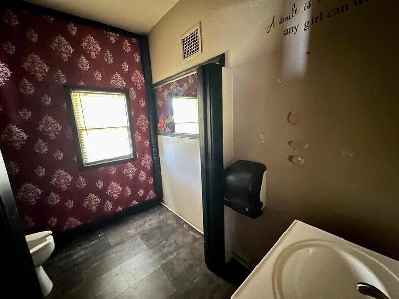 More Photos Of 1312 Broadway, Marysville Freestanding For Sale