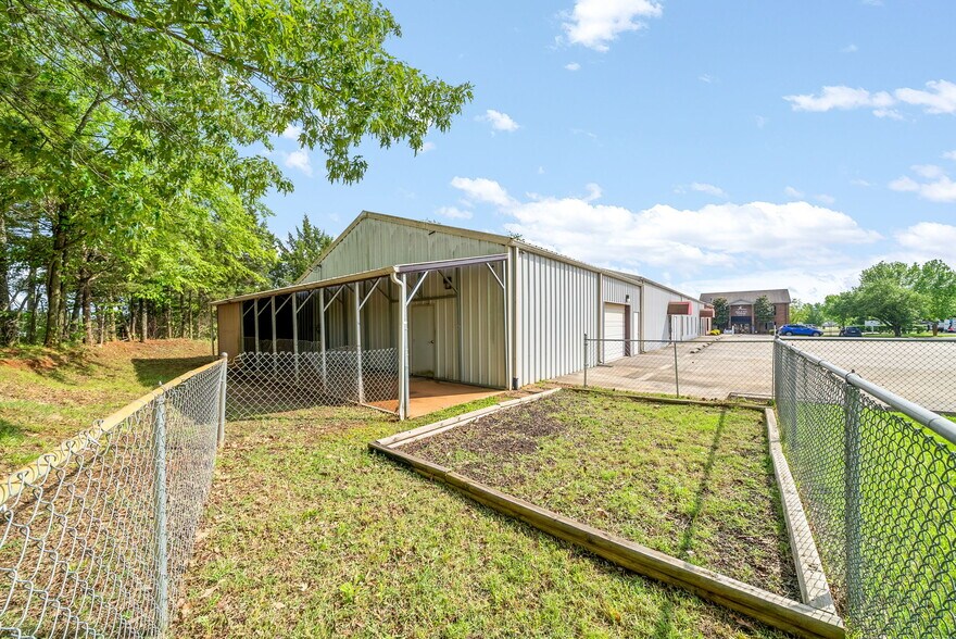 More Photos Of 131 Corporate Dr, Clarksville Flex For Lease