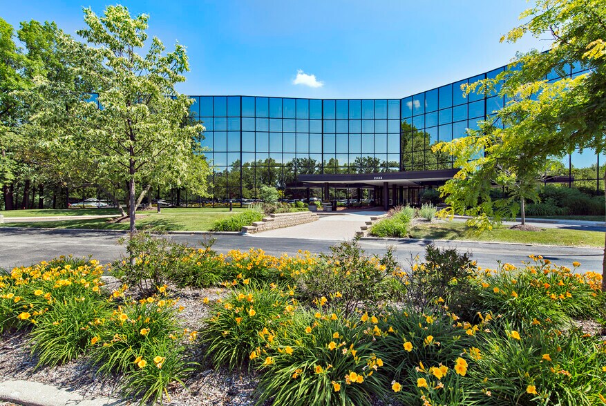 More Photos Of 2333 Waukegan Rd, Bannockburn Office For Lease