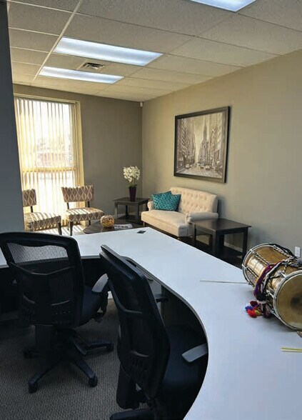 More Photos Of 1749 Portage Av, Winnipeg Office For Lease