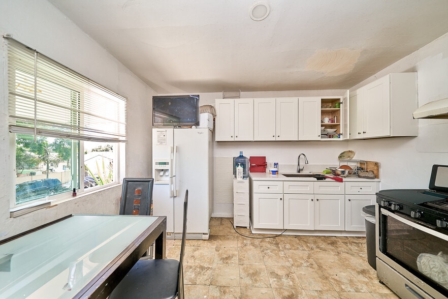 More Photos Of 2001 W Myrtle St, Santa Ana Apartments For Sale