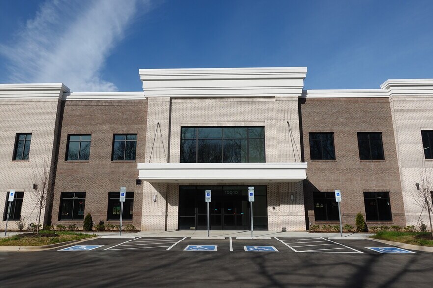 More Photos Of 13515 Steele Creek Rd, Charlotte Medical For Lease