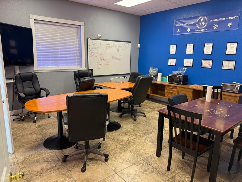More Photos Of 6381 Corporate Park Cir, Fort Myers Research And Development For Lease