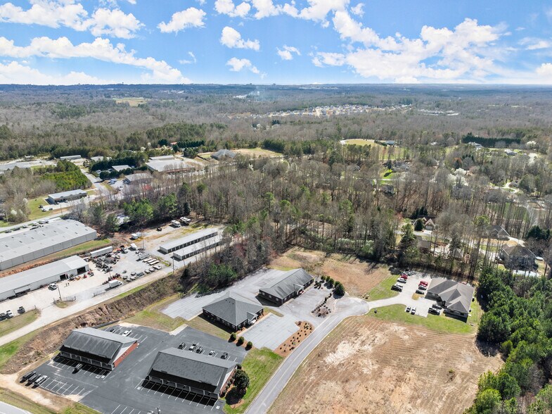 More Photos Of 135 Midway Dr, Cornelia Medical For Sale