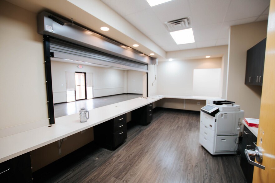 More Photos Of 9870 N Gateway Blvd, El Paso Office For Lease