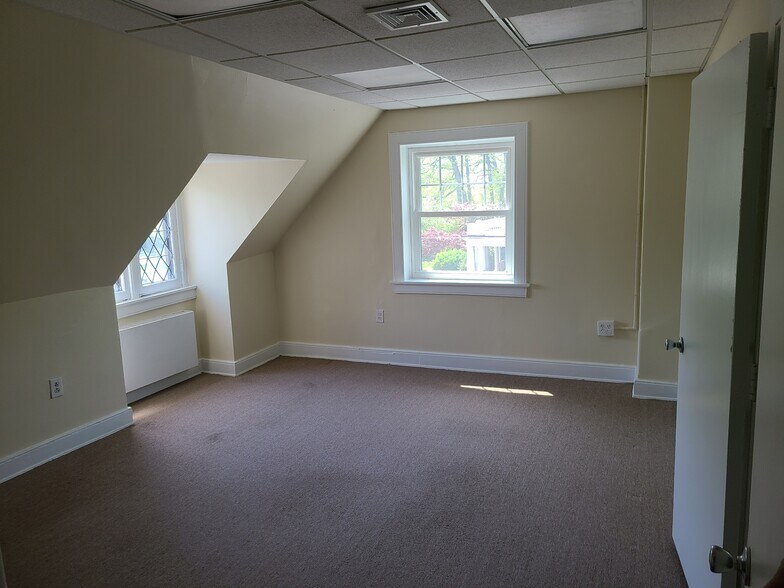 More Photos Of 4800 Roland Ave, Baltimore Office For Lease
