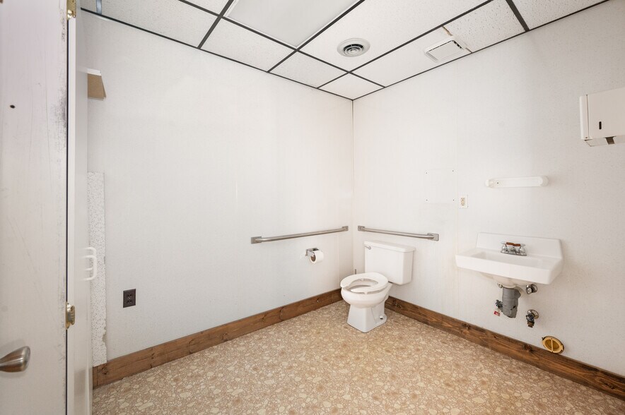 More Photos Of 203 S 3rd Ave, Big Rapids Medical For Sale