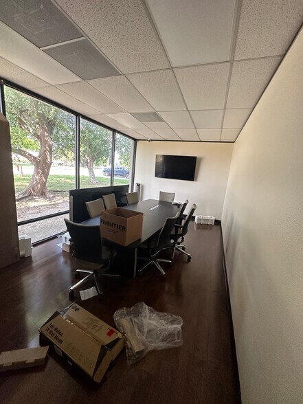 More Photos Of 9207 Emmott Rd, Houston Warehouse For Lease