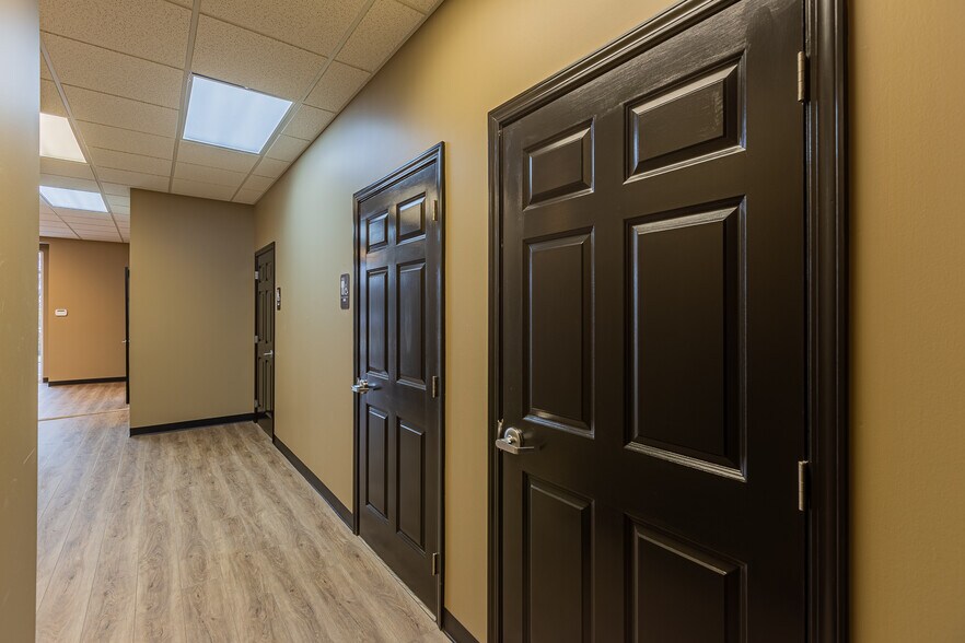 More Photos Of 120 Center Pointe Dr, Clarksville Office For Lease
