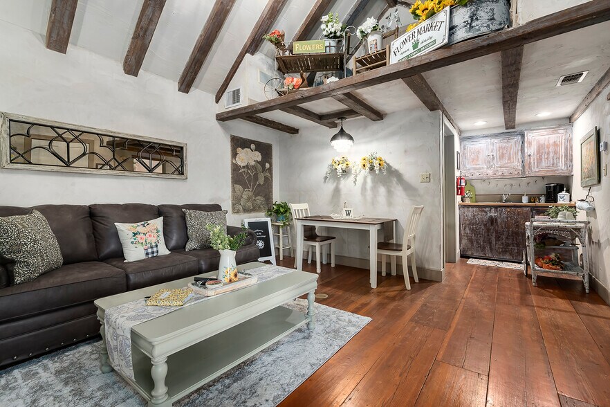 More Photos Of 104 E Austin St, Fredericksburg Storefront Retail Residential For Sale