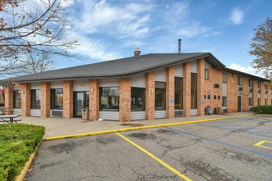 More Photos Of 230 Scenic Crest Dr, Zanesville Hotel For Sale