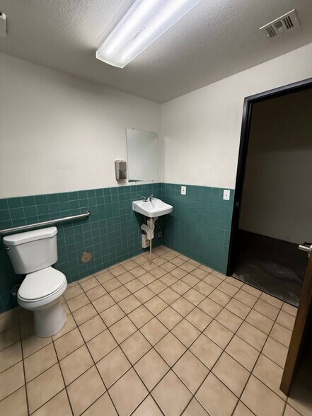 More Photos Of 7091 W Craig Rd, Las Vegas General Retail For Lease