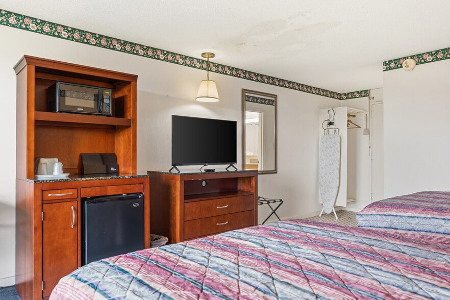 More Photos Of 6920 Motor Inn Dr, Huntingdon Hotel For Sale