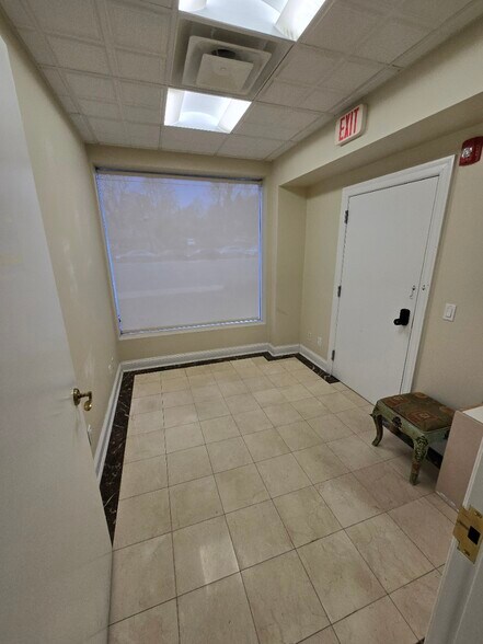 More Photos Of 1062 Northern Blvd, Roslyn Office For Lease