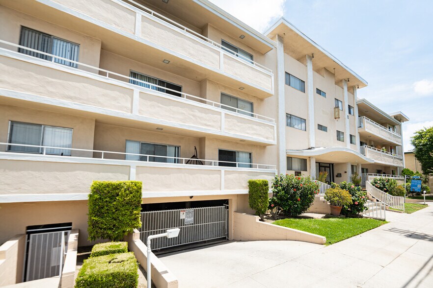 Primary Photo Of 5150 Yarmouth Ave, Encino Apartments For Sale