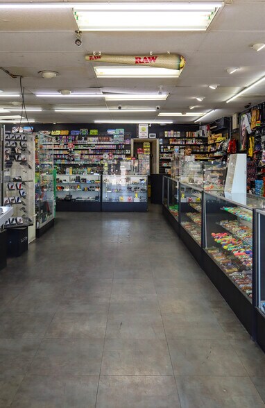 More Photos Of 500 W Indian School Rd, Phoenix Storefront For Sale