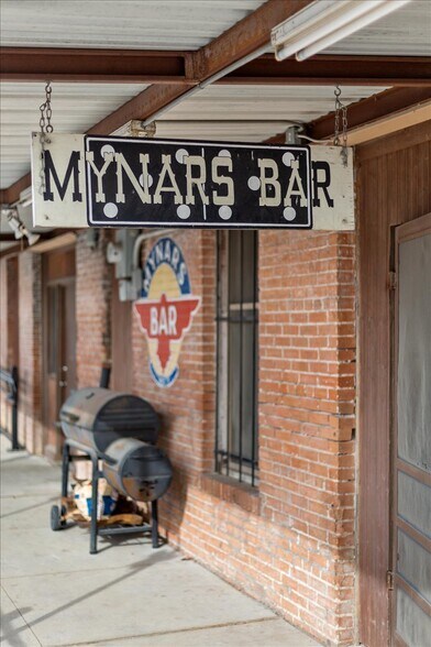 More Photos Of 121 E Oak St, West Sports And Entertainment For Sale