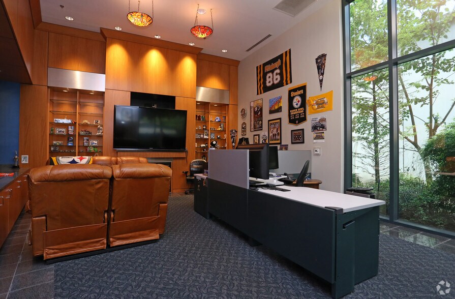 More Photos Of 16503 Air Center Blvd, Houston Unknown For Lease