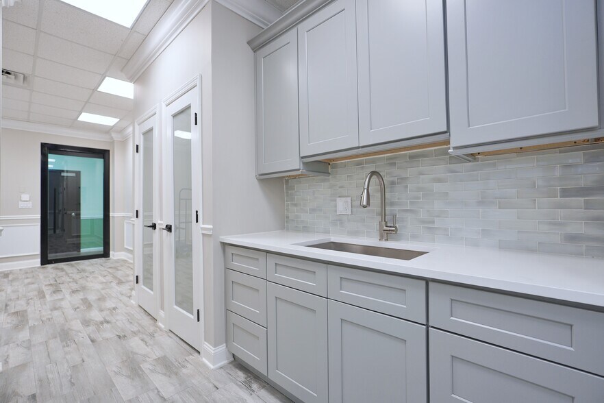 More Photos Of 260 Christopher Ln, Staten Island Medical For Lease
