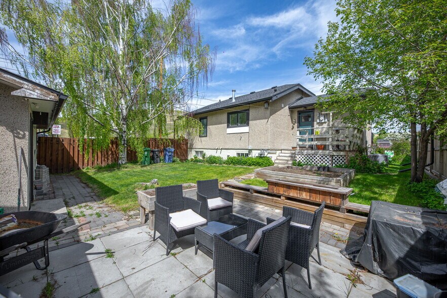 More Photos Of 313 Ross Av, Cochrane Medical For Sale