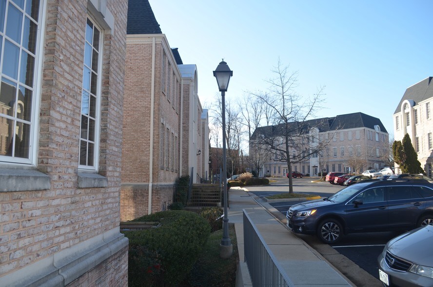 More Photos Of 3923 Blenheim Blvd, Fairfax Medical For Sale