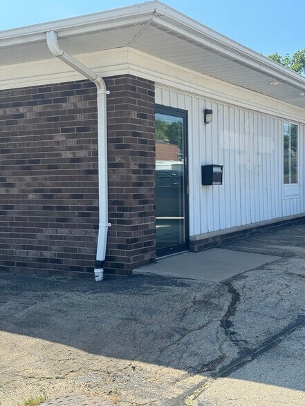 More Photos Of 200 E Wisconsin St, Seymour Township Office For Sale