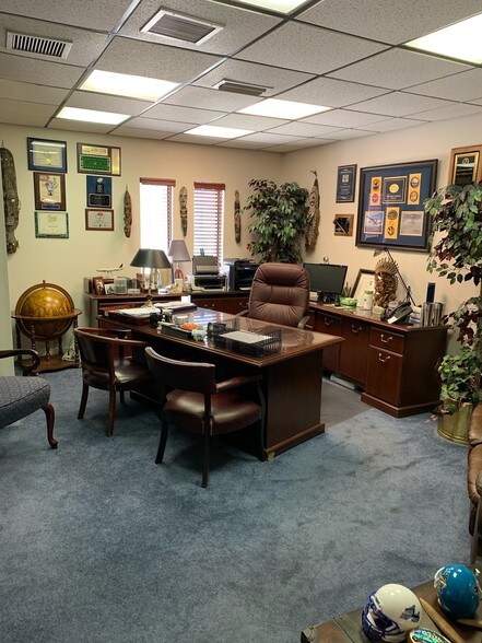 More Photos Of 4215 Edgewater Dr, Orlando Office For Lease