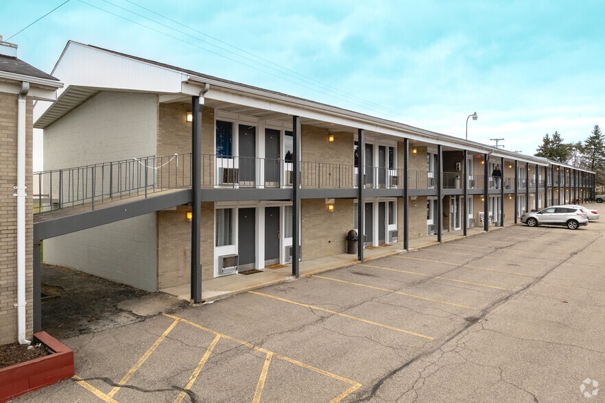 More Photos Of 1441 W Chicago Blvd, Tecumseh Restaurant For Sale