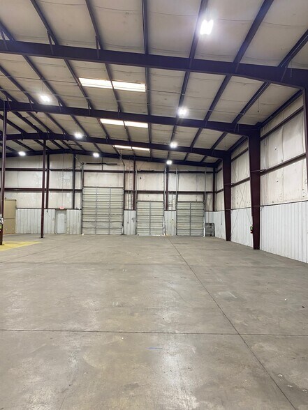 More Photos Of 400 S Eagle Ln, Oklahoma City Warehouse For Lease