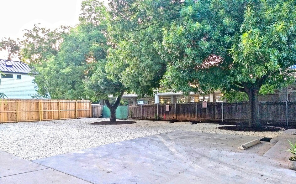 More Photos Of 1628 S 1st St, Austin Storefront Retail Residential For Sale