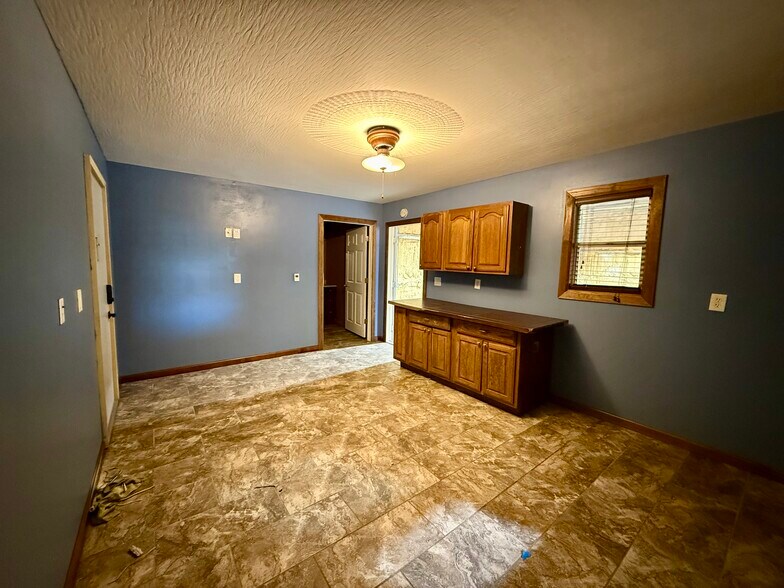 More Photos Of 8211 W Georgetown Rd, Columbus Light Distribution For Lease