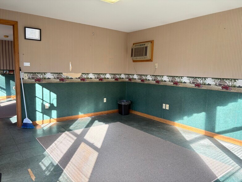 More Photos Of 201 Daniel Shays Hwy, Athol Flex For Sale