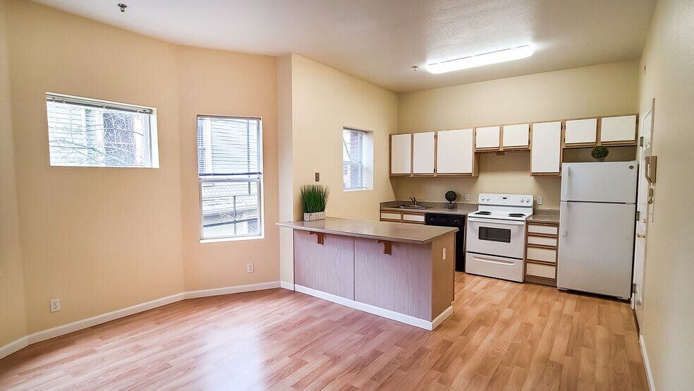 More Photos Of 2018 NW Everett St, Portland Multifamily For Sale