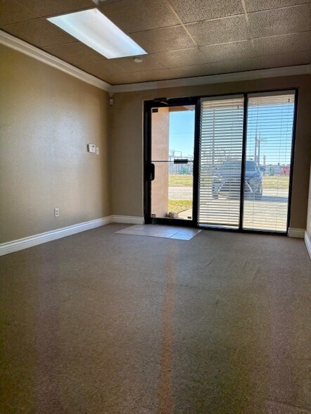 More Photos Of 800 W Rock Creek Rd, Norman Office For Lease