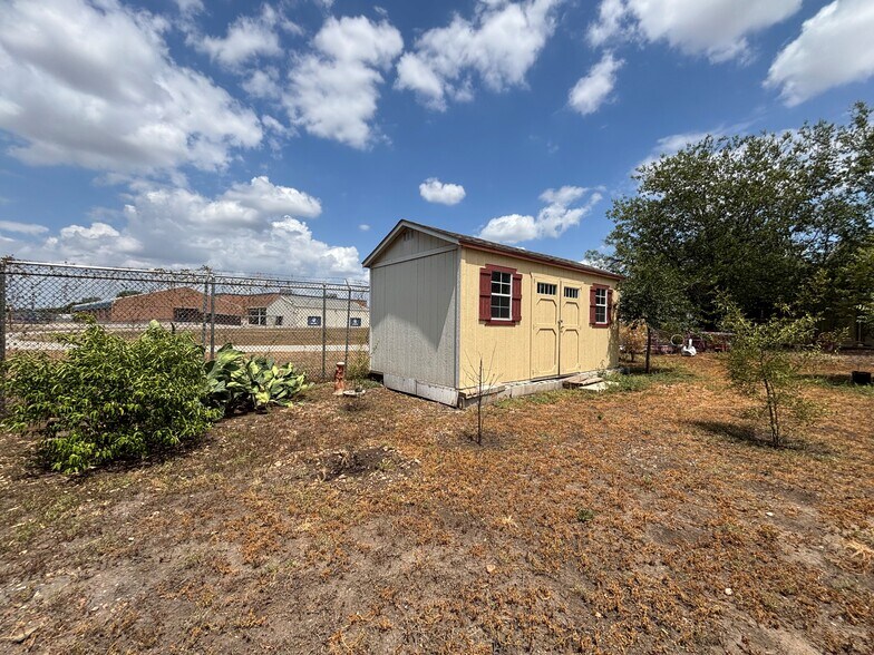 More Photos Of 147 Wainwright St, San Antonio Flex For Sale