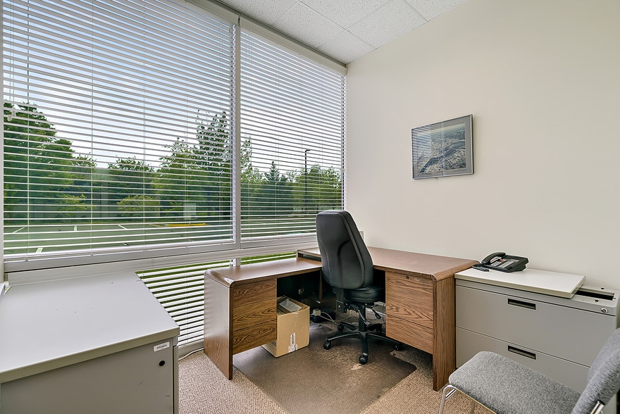 More Photos Of 4229 Lafayette Center Dr, Chantilly Business Park For Lease
