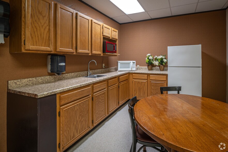 More Photos Of 9504 N IH-35, San Antonio Office For Lease