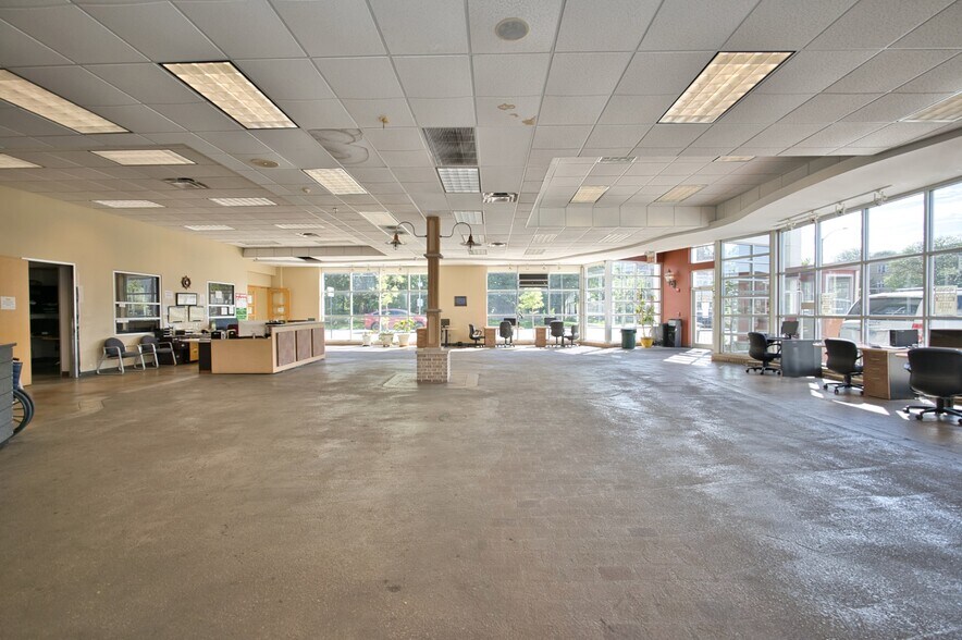 More Photos Of 6500 N Western Ave, Chicago General Retail For Sale