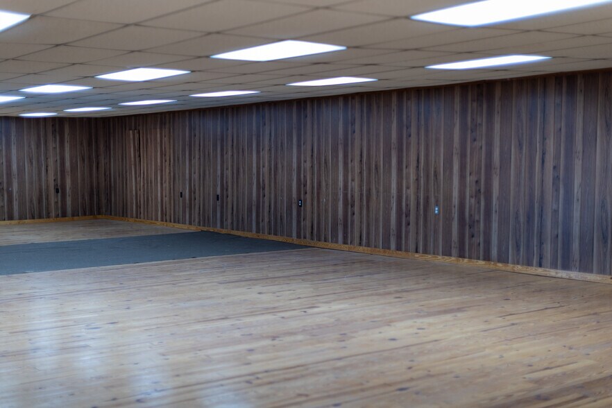 More Photos Of 1209 W Market St, Smithfield Industrial For Sale