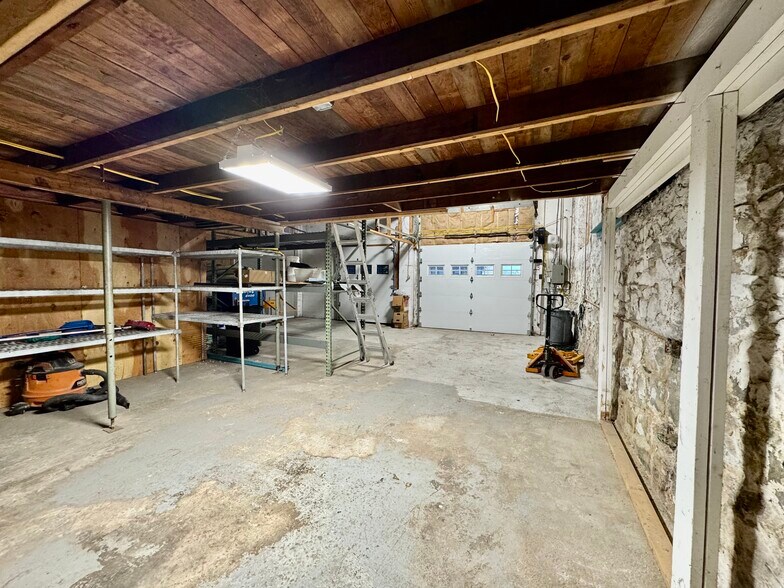 More Photos Of 264 Vauxhall St, New London Warehouse For Sale