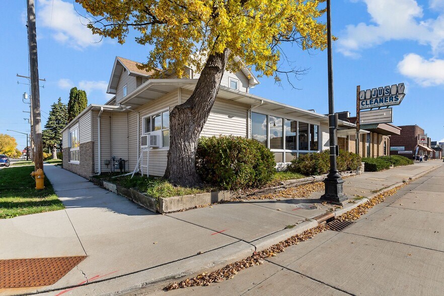 More Photos Of 754 N Main St, Oshkosh General Retail For Sale