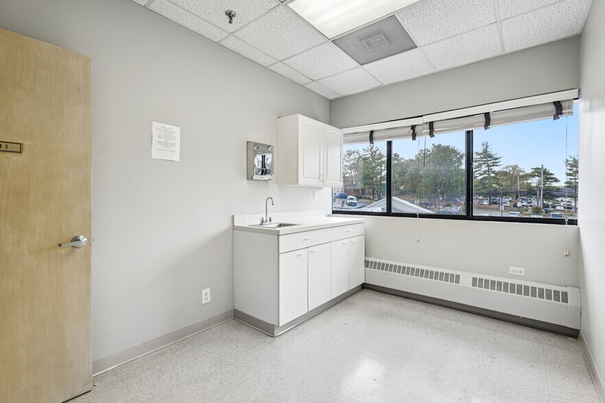 More Photos Of 970 N Broadway, Yonkers Medical For Lease