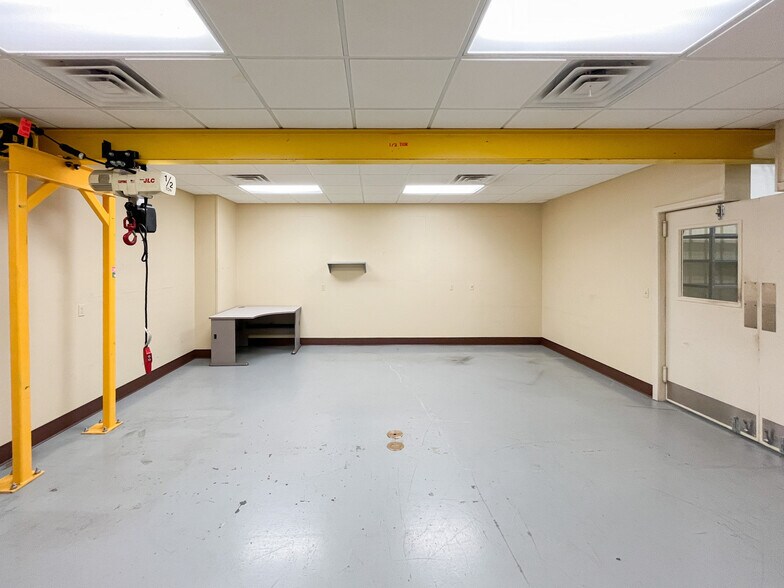 More Photos Of 205 Marcon Dr, Lafayette Manufacturing For Sale